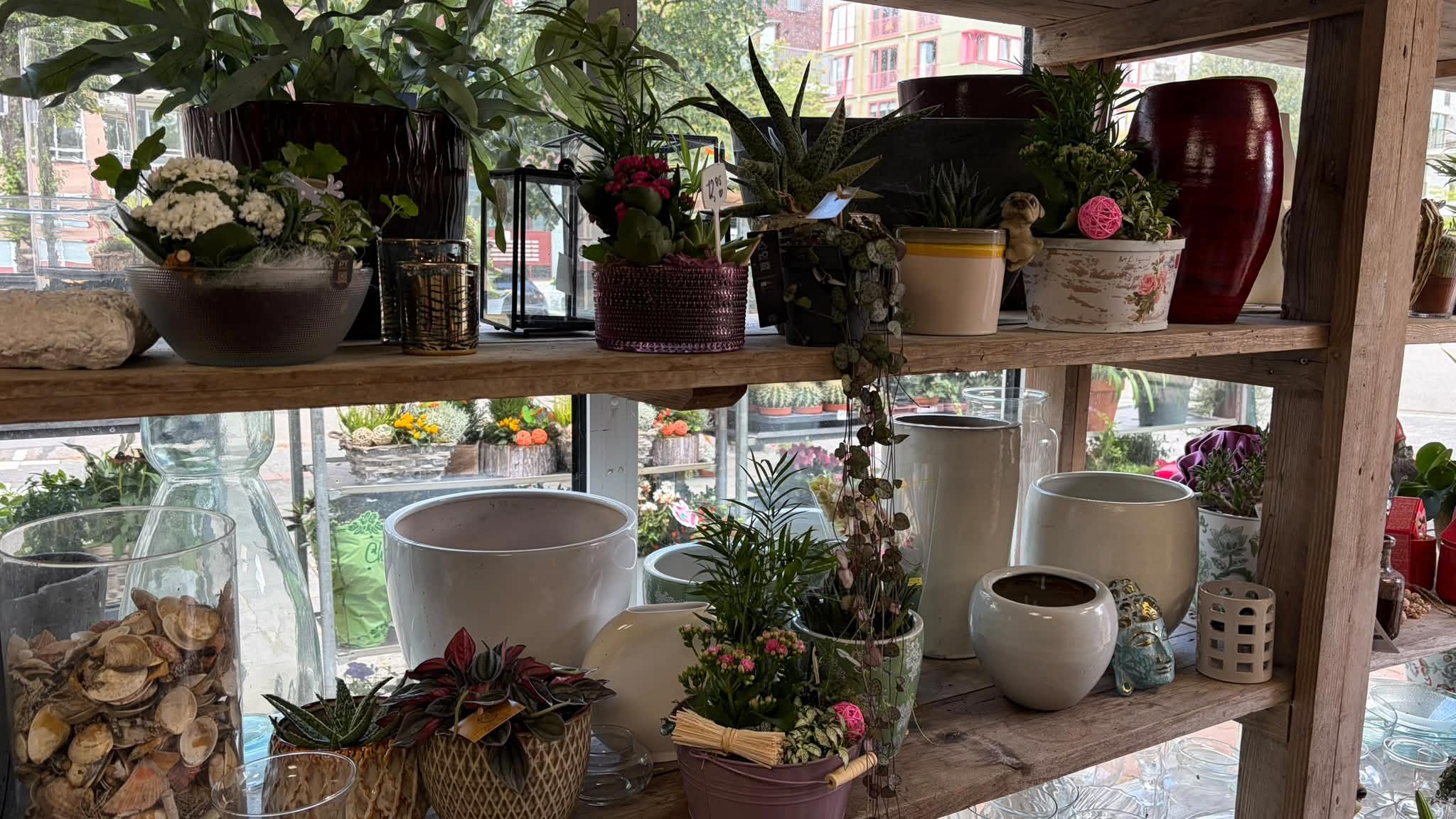 Bloemen worden gebonden aan de werkbank
